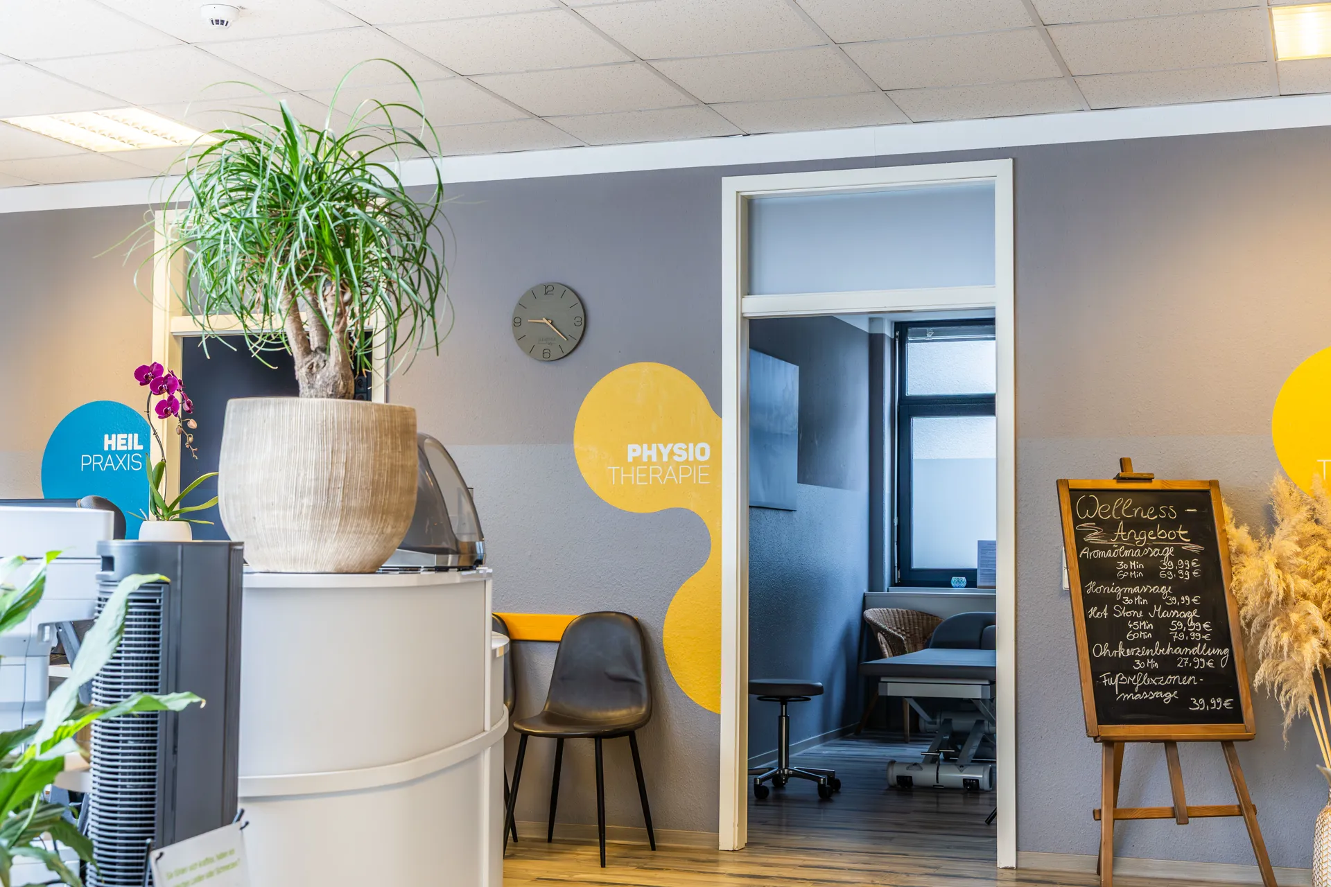 Der Empfang der 360° Therapie in Kesselsdorf mit Tresen und Wartebereich