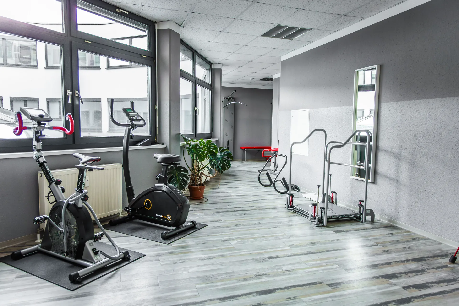 Trainingsfläche mit Ergometern und Geräten in der 360° Therapie Kesselsdorf